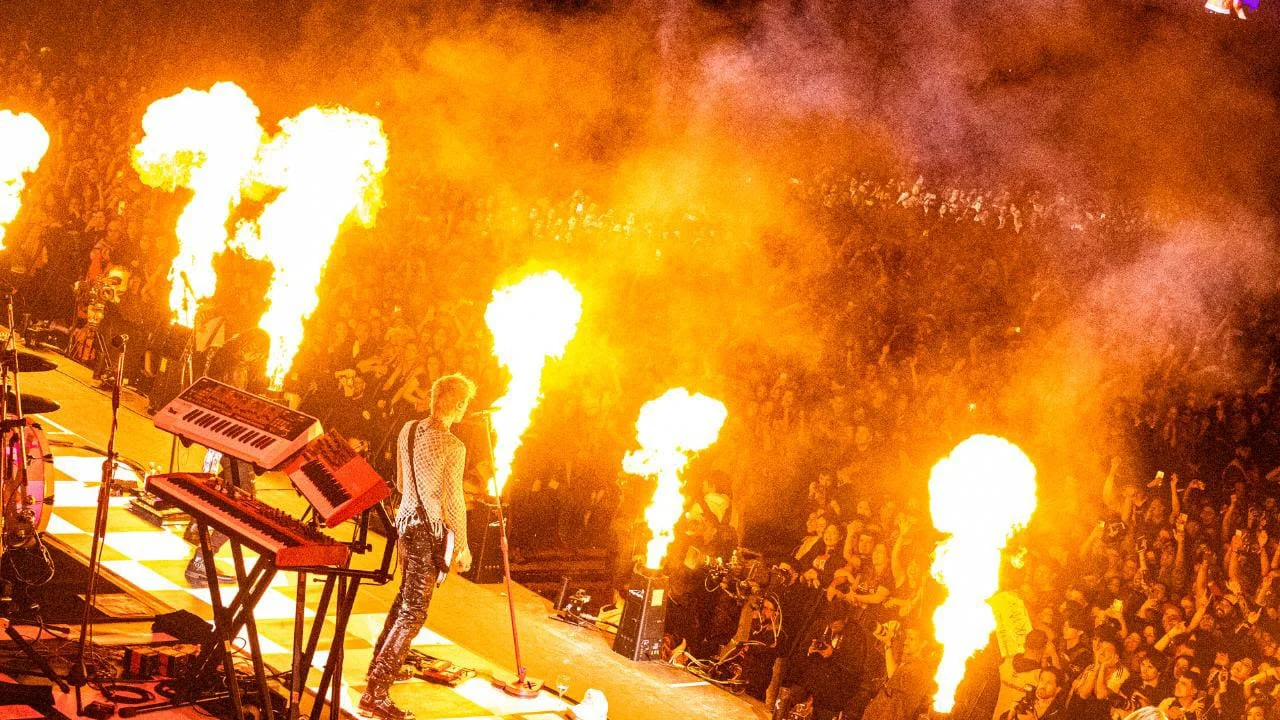Video: Machine Gun Kelly sorprendió y cantó un clásico de reggaetón en vivo